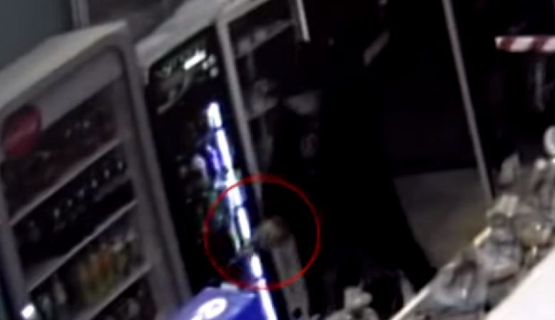Βίντεο-ντοκουμέντο ένοπλης ληστείας σε μίνι μάρκετ στο Ηράκλειο