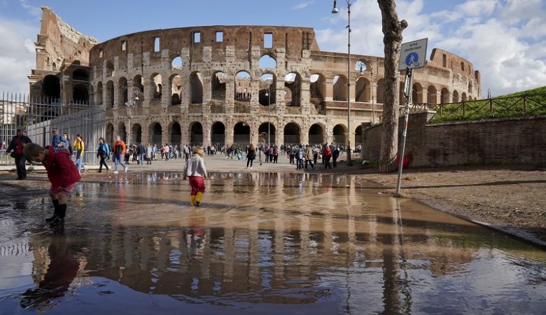 Έκλεισαν σχολεία σε Ρώμη και Νάπολι λόγω κακοκαιρίας