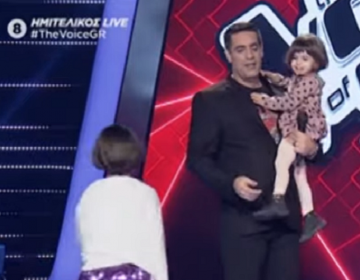 The Voice: Η χαρούμενη «εισβολή» στη σκηνή που κέρδισε τις εντυπώσεις