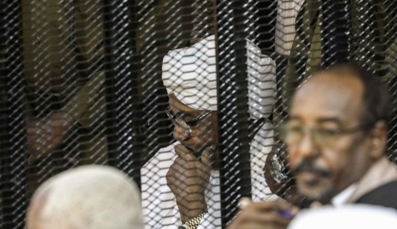 Σε δυο χρόνια κράτηση για διαφθορά καταδικάστηκε ο πρώην πρόεδρος του Σουδάν