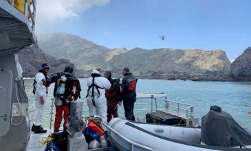 Νέα Ζηλανδία: Δύτες αναζητούν πτώματα στα ύδατα γύρω από το νησί Γουάιτ μετά την έκρηξη ηφαιστείου