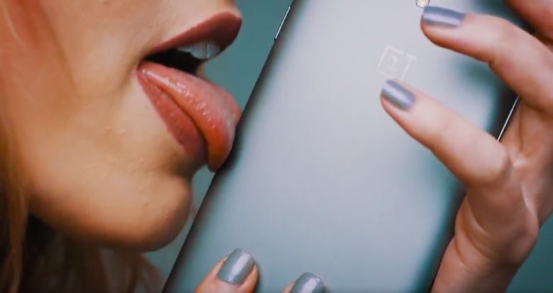 Εφαρμογή προσφέρει «στοματικό σεξ εξ αποστάσεως» αν γλείψετε το κινητό σας