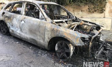 Φωτογραφίες από τα αυτοκίνητα που πυρπόλησαν στο Κολωνάκι