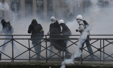 Γαλλία: Δακρυγόνα και συγκρούσεις για τη συνταξιοδοτική μεταρρύθμιση