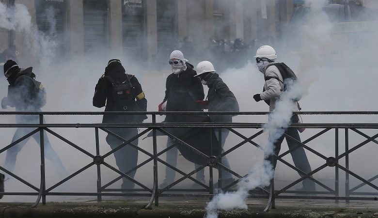 Γαλλία: Δακρυγόνα και συγκρούσεις για τη συνταξιοδοτική μεταρρύθμιση