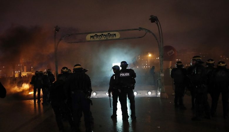 Βίαιες συγκρούσεις σε διαδήλωση στο Παρίσι για το ασφαλιστικό