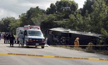 Τραγωδία στο Μεξικό: Μίνι μπας συγκρούστηκε με φορτηγό
