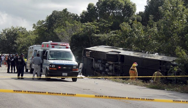 Τραγωδία στο Μεξικό: Μίνι μπας συγκρούστηκε με φορτηγό