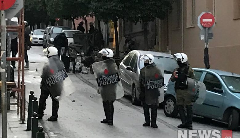 Φωτογραφίες και βίντεο από την έφοδο της ΕΛ.ΑΣ. σε υπό κατάληψη κτίρια στο Κουκάκι