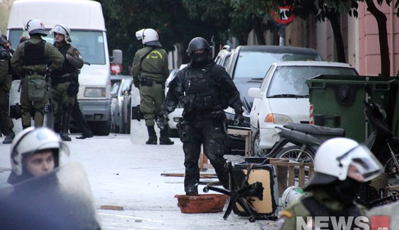 Κουκάκι: «Οι δύο γιοι πετούσαν αντικείμενα από την ταράτσα – Προσπάθησε να πάρει όπλο αστυνομικού ο πατέρας»