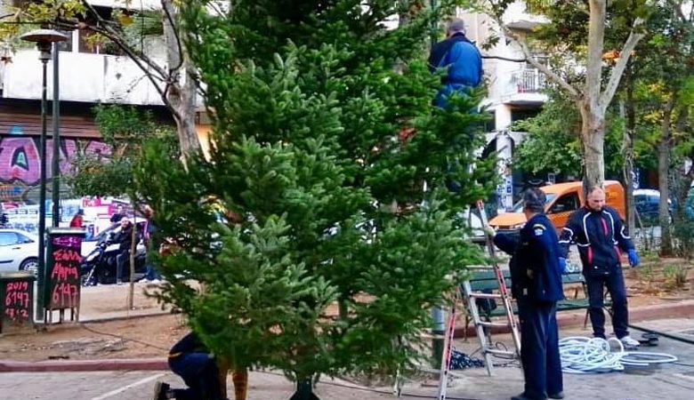 Το χριστουγεννιάτικο δέντρο στα Εξάρχεια από τον Δήμο Αθηναίων