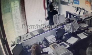 Η κάμερα κατέγραψε τον «πελάτη» να κλέβει ποστοφόλι σε κατάστημα
