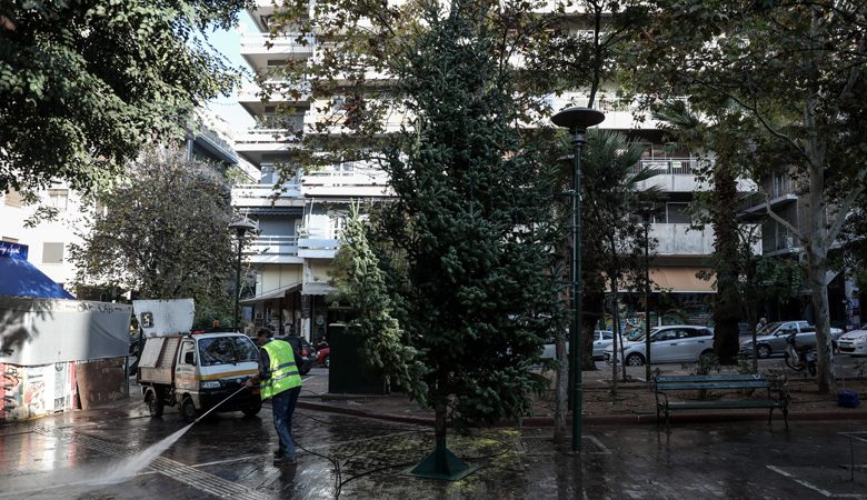 Εξάρχεια: Νέο χριστουγεννιάτικο δέντρο τοποθετήθηκε ξανά στην πλατεία