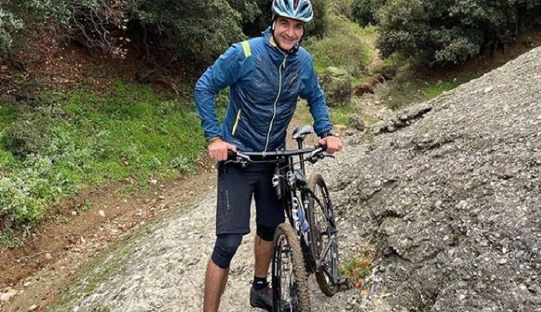 O Κυριάκος Μητσοτάκης με mountain bike στα Μετέωρα