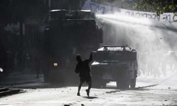 Χιλή: Βίντεο σοκ με οχήματα της αστυνομίας να συνθλίβουν διαδηλωτή