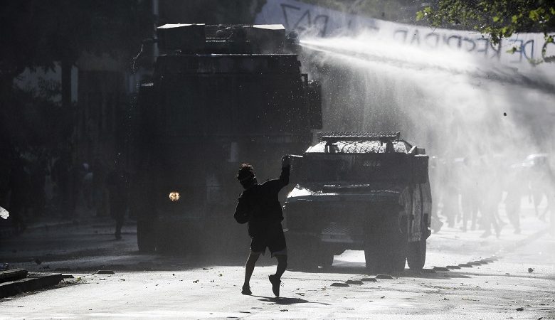 Χιλή: Βίντεο σοκ με οχήματα της αστυνομίας να συνθλίβουν διαδηλωτή