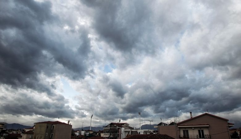 Καιρός: Συννεφιά και τοπικές βροχές – Πού θα κυμανθούν οι θερμοκρασίες