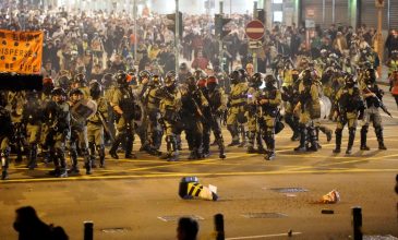 Χονγκ Κονγκ: Συμπλοκές και δακρυγόνα σε εμπορικά κέντρα