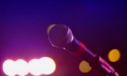 Σοκ στη Ρόδο: Γνωστός τραγουδιστής επιτέθηκε σε 32χρονη στο κέντρο διασκέδασης που τραγουδούσε