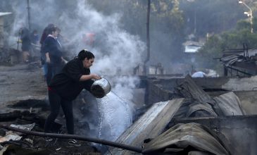 Πυρκαγιά κατέστρεψε δεκάδες σπίτια στη Χιλή