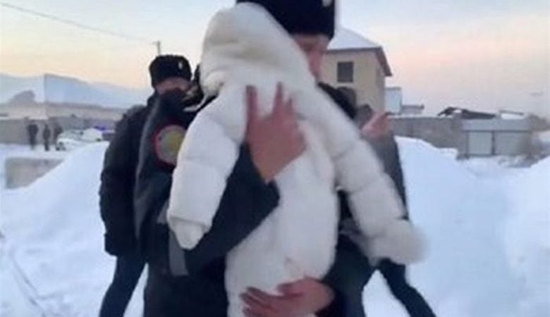 Συγκλονιστικό βίντεο: Διασώστης βγάζει μωρό από τα συντρίμμια του αεροπλάνου στο Καζακστάν