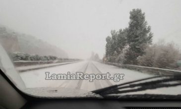 Εντυπωσιακές εικόνες από τη χιονισμένη εθνική οδό Λαμίας-Αθηνών