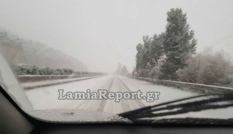 Εντυπωσιακές εικόνες από τη χιονισμένη εθνική οδό Λαμίας-Αθηνών