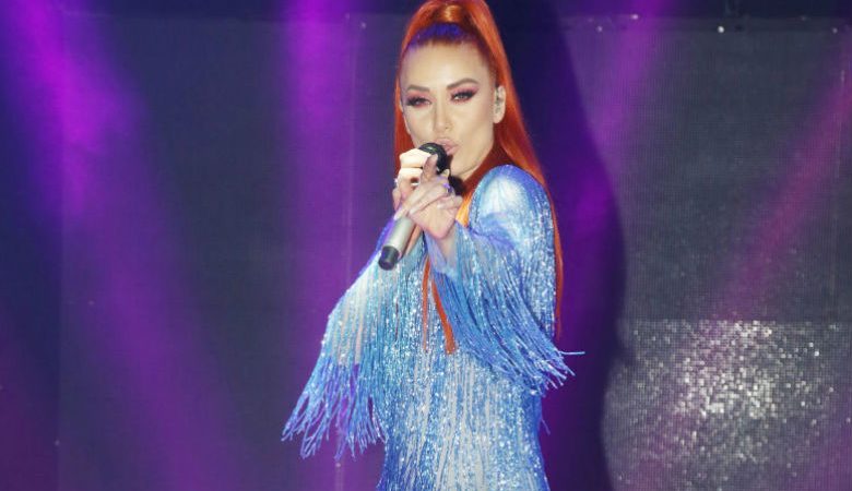 Η Αρμένισσα τραγουδίστρια που βάζει φωτιά στις ελληνικές πίστες με τις καυτές της εμφανίσεις