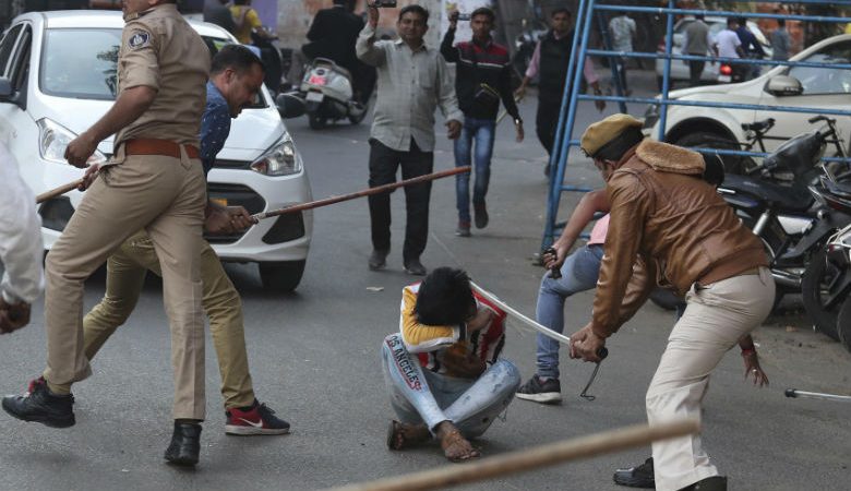 Ινδία: Στα χέρια της αστυνομίας κατά των διαδηλωτών η ράβδος «λάθι»