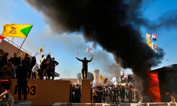 Ένταση στο Ιράκ: Διαδηλωτές πυρπόλησαν φυλάκιο της αμερικανικής πρεσβείας