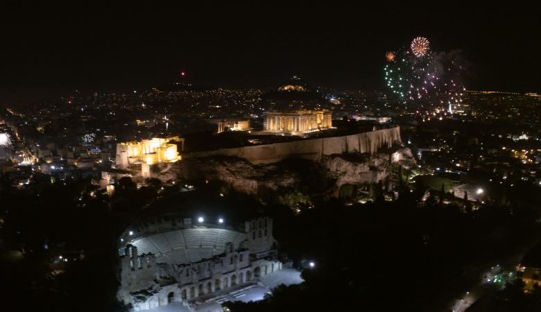 Η Αθήνα υποδέχθηκε το 2020 και τη νέα δεκαετία