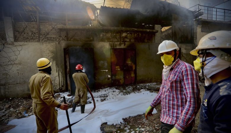 Θανάσιμη κατάρρευση φλεγόμενου κτιρίου στο Νέο Δελχί
