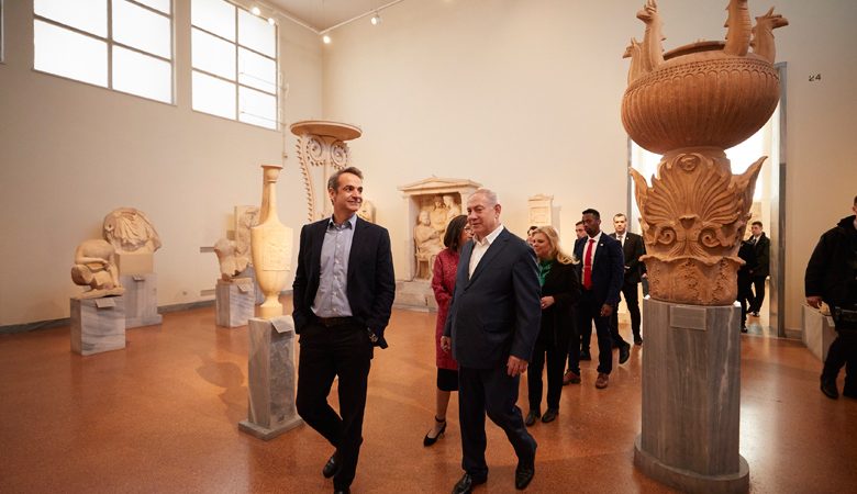 Μητσοτάκης και Νετανιάχου ξεναγήθηκαν στο Εθνικό Αρχαιολογικό Μουσείο  