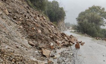 «Συναγερμός» στα Tρίκαλα: Καταπτώσεις βράχων και νερά στους δρόμους – Ανεβαίνει η στάθμη των ποταμών
