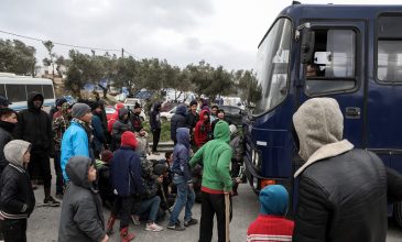 Μυτιλήνη: Ένταση στη Μόρια, διαδηλωτές έκλεισαν τον δρόμο
