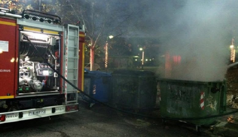 Φωτιές σε κάδους απορριμμάτων στο Βόλο από στάχτες τζακιών