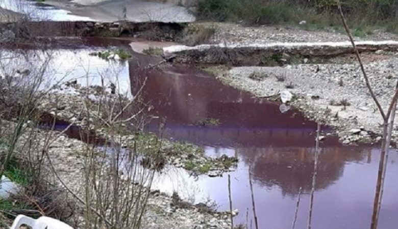 Το ποτάμι έγινε… κόκκινο στον Ευεργέτουλα Λέσβου