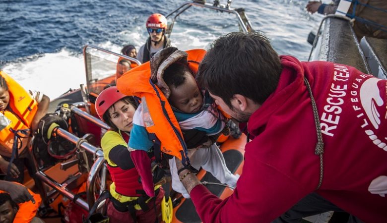 Βρέφος γεννήθηκε και πέθανε σε λέμβο με μετανάστες στη Μεσόγειο