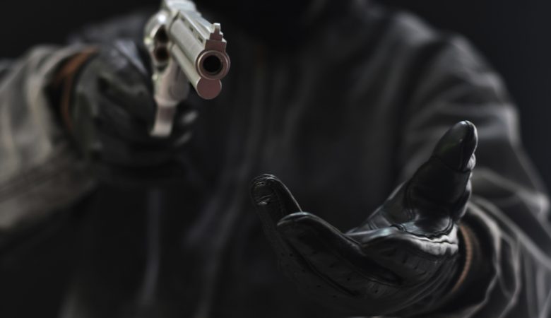 Ένοπλη ληστεία με πυροβολισμούς στον αέρα σε σούπερ μάρκετ στο Αιγάλεω