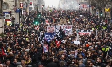 Περισσότεροι από 800.000 διαδηλωτές στους δρόμους της Γαλλίας