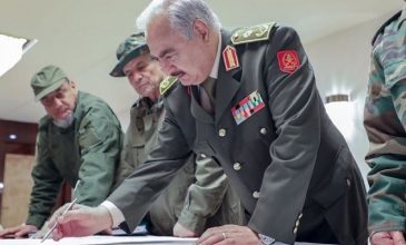 Εκεχειρία στη Λιβύη: Ανέστειλε τις επιχειρήσεις ο στρατάρχης Χαφτάρ