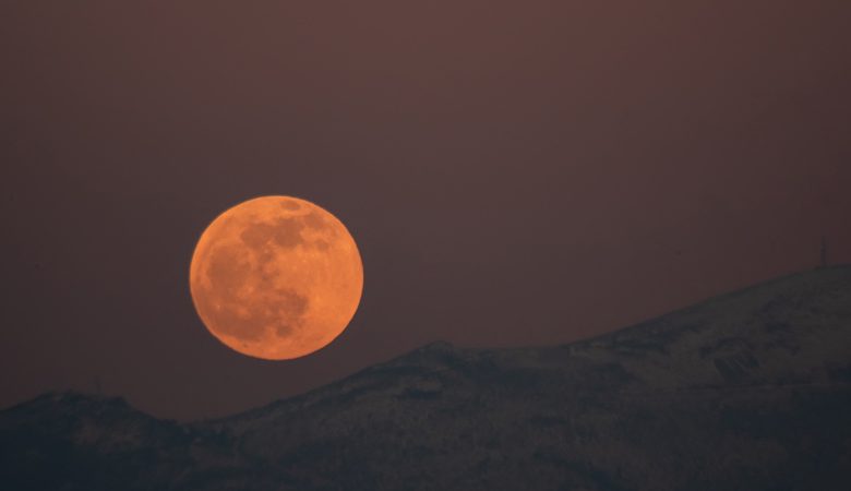 «Πασχαλινή» υπερπανσέληνος: Απόψε το μεγαλύτερο φεγγάρι του 2020