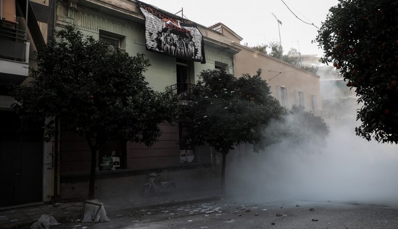 Αντιεξουσιαστές ανακατέλαβαν τις εκκενωμένες καταλήψεις στο Κουκάκι