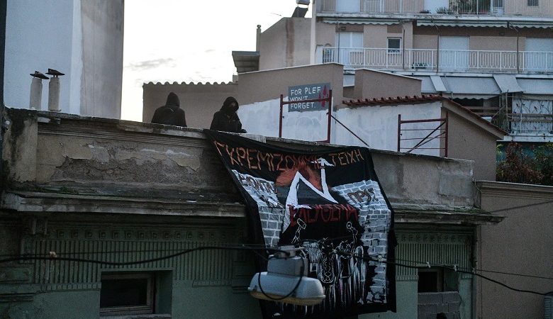 Κουκάκι: Επιχείρηση της Αστυνομίας μετά την ανακατάληψη κτιρίων από τους αντιεξουσιαστές