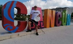 Η ιστορία του 57χρονου πρωταθλητή της κολύμβησης χωρίς όραση