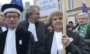 Η Πολωνία «βάζει φρένο» στις εξουσίες των δικαστών