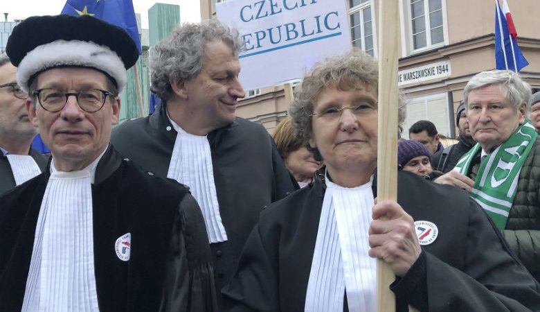 Η Πολωνία «βάζει φρένο» στις εξουσίες των δικαστών