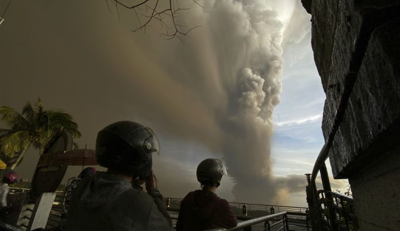 Φιλιππίνες: «Βρυχάται» το ηφαίστειο Ταάλ, απομακρύνθηκαν 8.000 κάτοικοι
