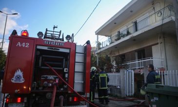 Υπό έλεγχο η φωτιά σε διαμέρισμα στα Μελίσσια – Απομακρύνθηκαν τέσσερα άτομα
