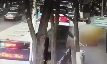 Τεράστια τρύπα άνοιξε σε δρόμο στην Κίνα και «κατάπιε» λεωφορείο γεμάτο επιβάτες